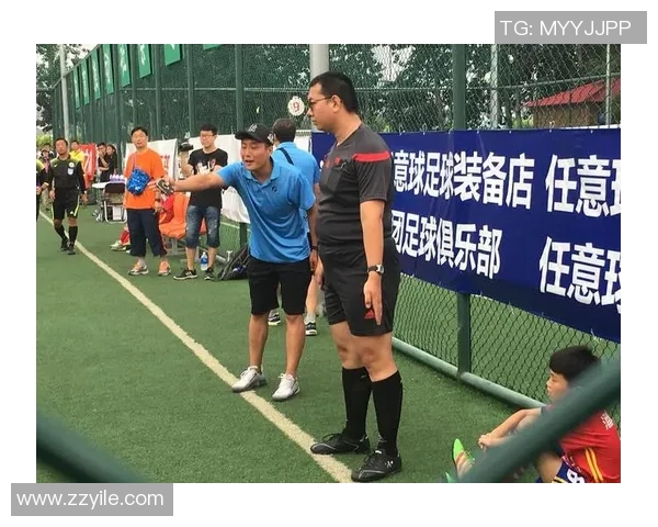 足球明星意外现身街头引发热议粉丝纷纷围观拍照留念